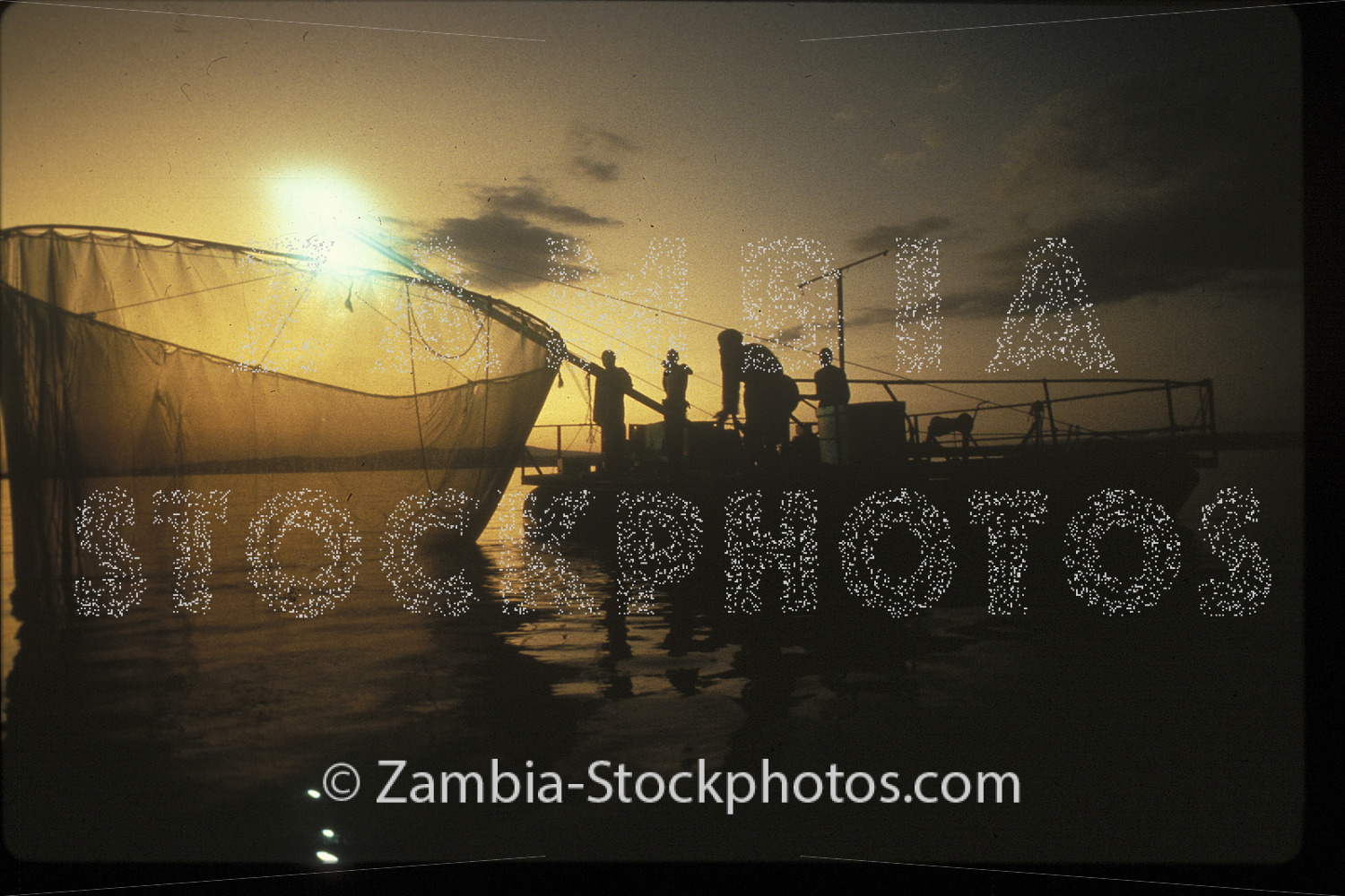 kapenta fishing.jpg - Zamstockphotos.com